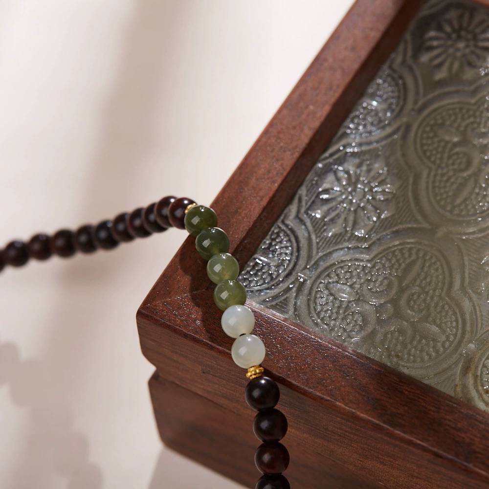 Sacred Harmony Armband aus rotem Sandelholz und Kristallen