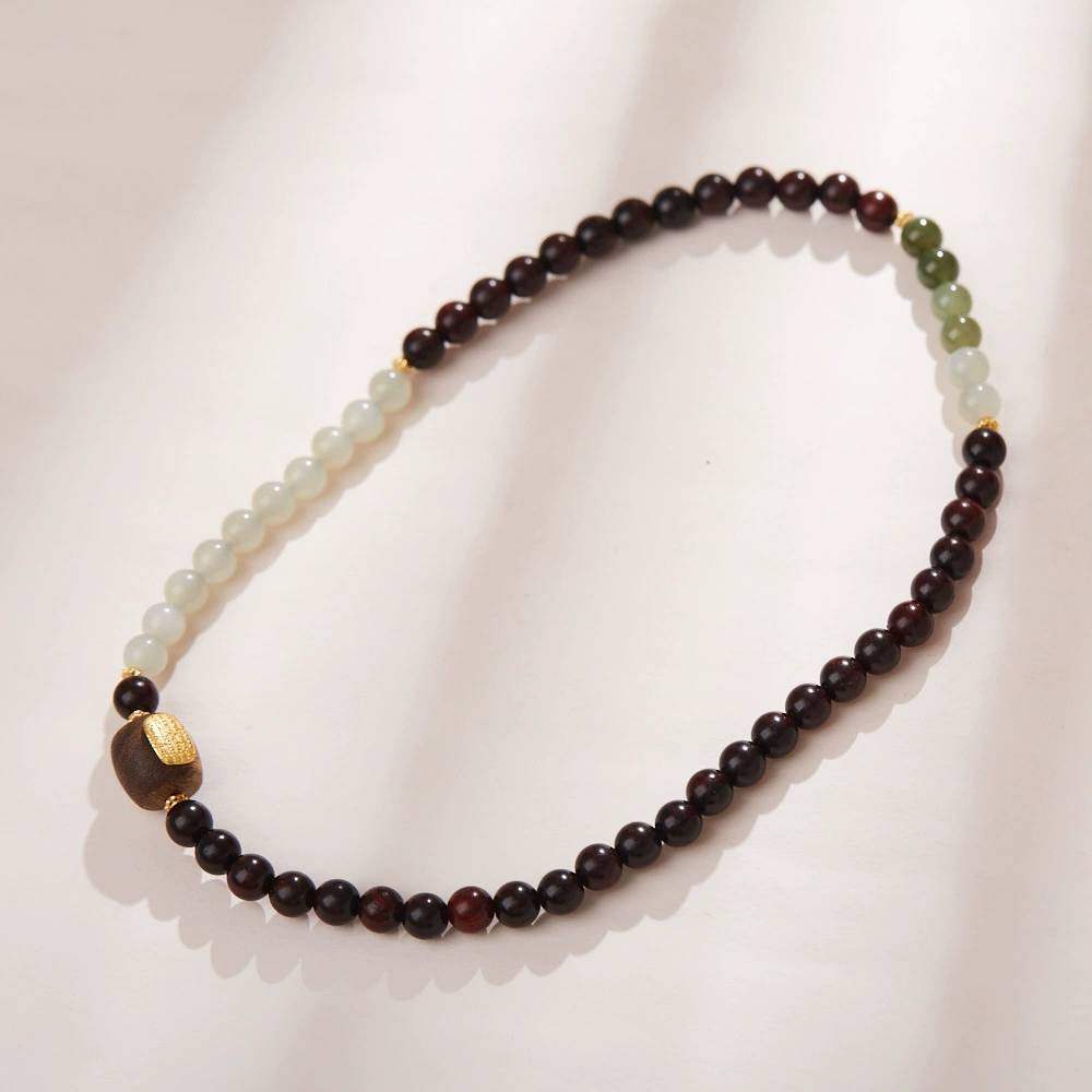 Sacred Harmony Armband aus rotem Sandelholz und Kristallen