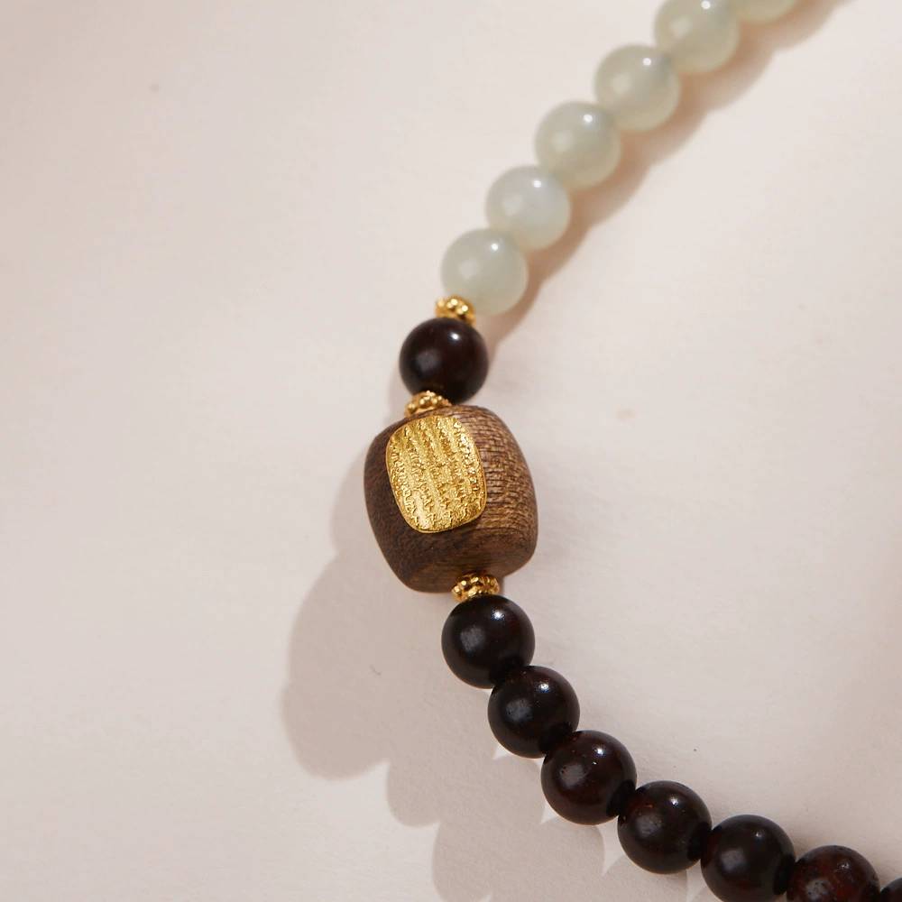 Sacred Harmony Armband aus rotem Sandelholz und Kristallen